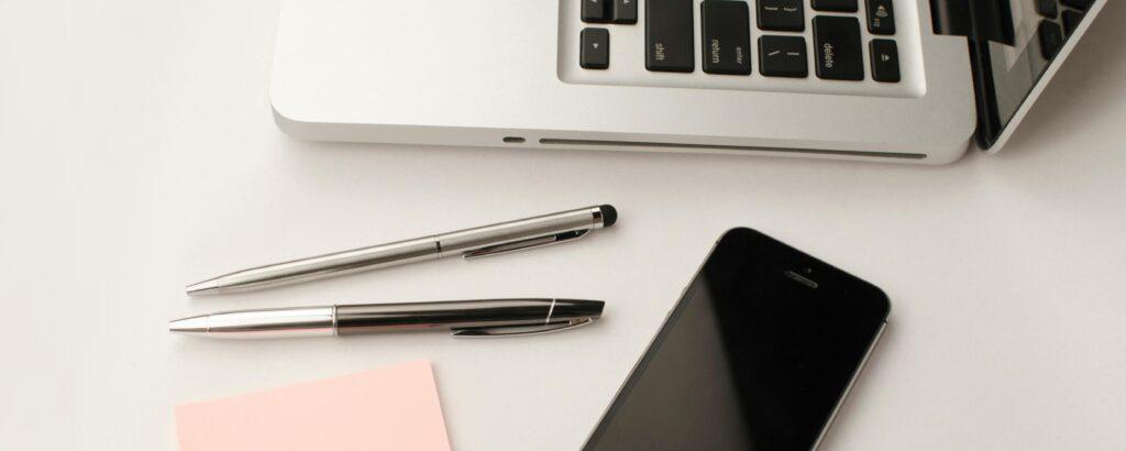 laptop-pens-phone-sticky-notes-seo